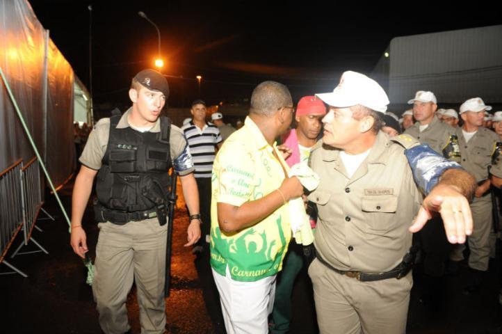 Puxador de escola de samba &eacute; preso no meio do ensaio