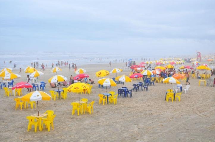 Crian&ccedil;as n&atilde;o se importaram com o tempo nublado e curtiram o mar em Tramanda&iacute; 