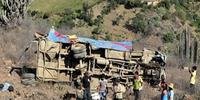 Queda de ônibus em abismo mata 27 no Peru