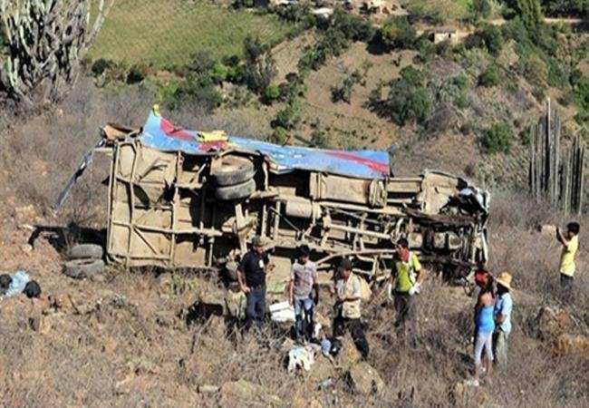 Queda de &ocirc;nibus em abismo mata 27 no Peru