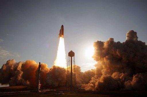 Discovery acopla com a Esta&ccedil;&atilde;o Espacial Internacional
