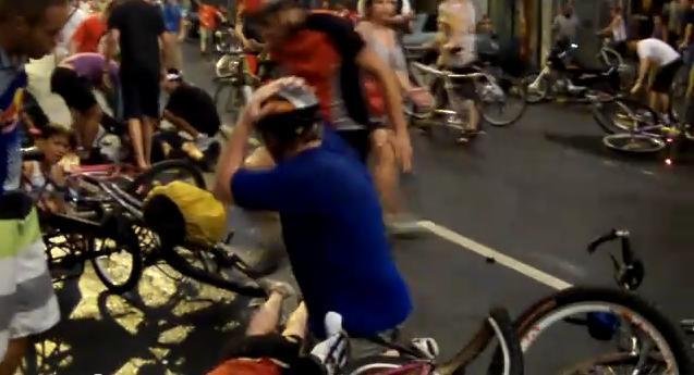 Cinegrafista amador flagra de perto atropelamento de ciclistas