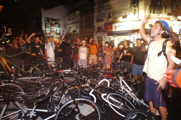 Motorista que atropelou grupo de ciclistas se apresenta &agrave; pol&iacute;cia