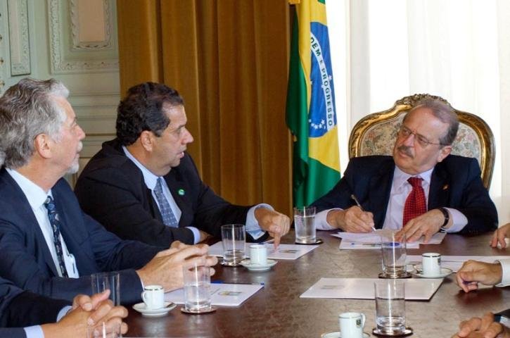 Carlos Lupi anunciou em reuni&atilde;o com o governador Tarso Genro que a pasta oferecer&aacute; ao RS 2,1 mil vagas em cursos modulares para a Copa 2014
