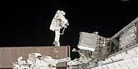 Astronautas da Discovery concluem primeira caminhada espacial