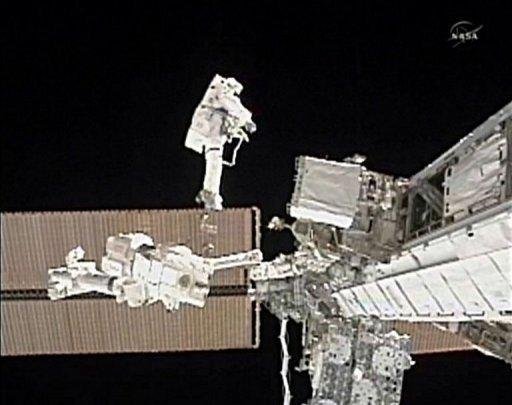 Astronautas da Discovery concluem primeira caminhada espacial