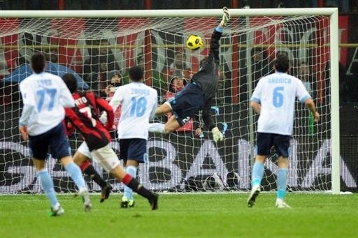 Milan vence final antecipada com o Napoli e segue na lideran&ccedil;a isolada