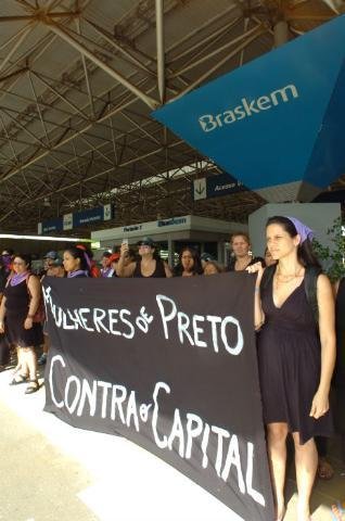 As mulheres alertam que o pl&aacute;stico verde ir&aacute; intensificar a prolifera&ccedil;&atilde;o do monocultivo, a transgenia, o uso de agrot&oacute;xicos e a concentra&ccedil;&atilde;o de terra