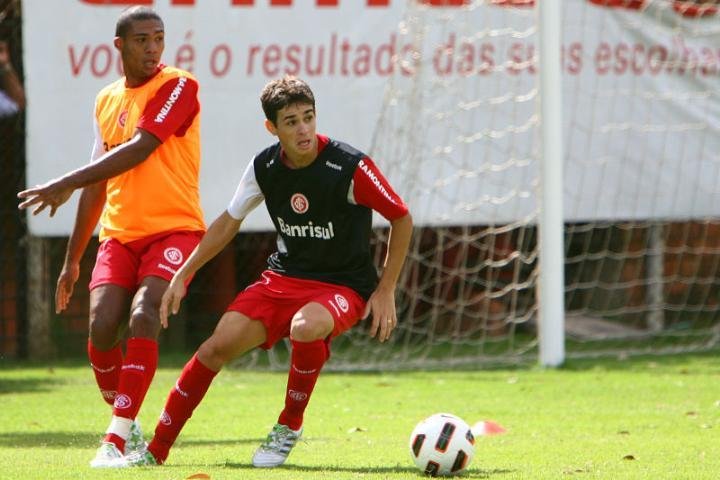 Oscar ganha chance nos titulares em treino do Inter