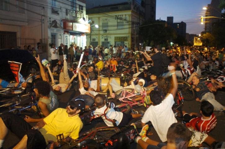 No Pa&ccedil;o Municipal o grupo se deitou no ch&atilde;o, em refer&ecirc;ncia ao incidente da &uacute;ltima sexta-feira, que deixou dez feridos