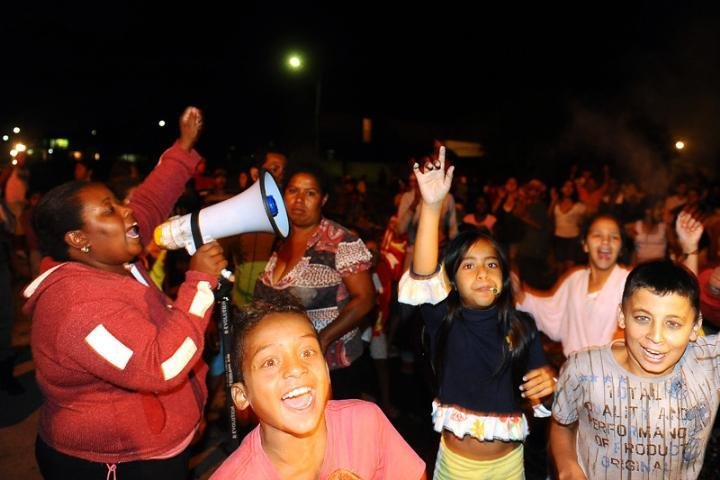 Moradores de vila da Capital protestam por falta de energia el&eacute;trica