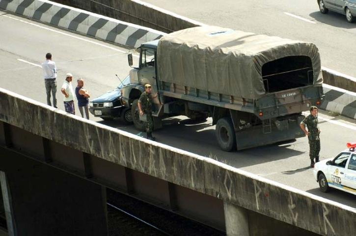 Acidente envolveu um caminh&atilde;o do Ex&eacute;rcito