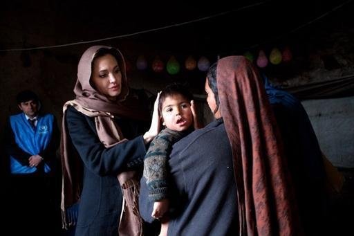 Angelina Jolie faz visita surpresa ao Afeganist&atilde;o