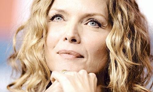 Aos 52 anos, a bela Michelle abandona a vaidade para atuar com o jovem Zac Hefron 