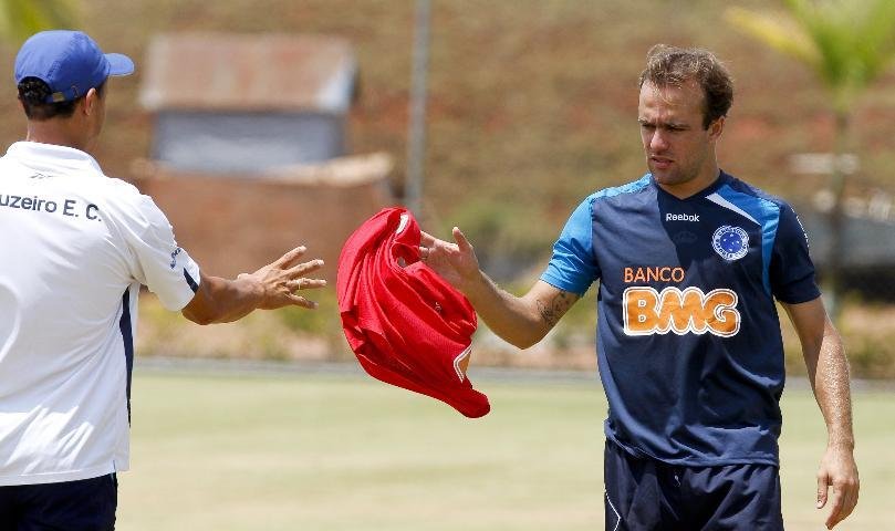 M&atilde;e de jogador Roger &eacute; ferida em tentativa de assalto no Rio de Janeiro