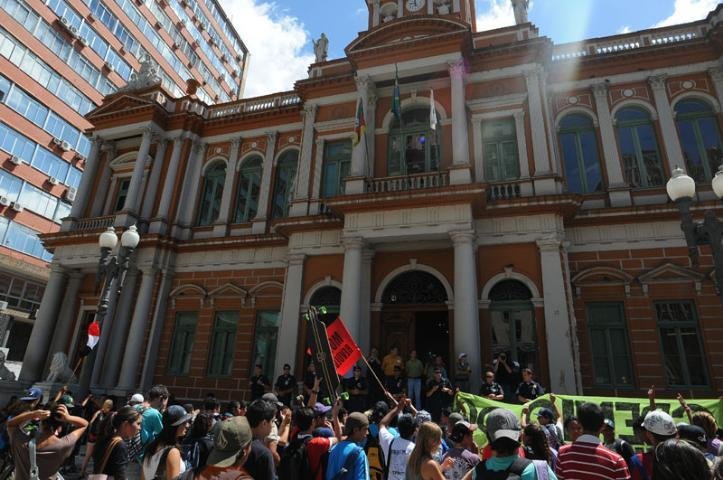 Alunos do Julinho se deslocam em dire&ccedil;&atilde;o &agrave; prefeitura 
