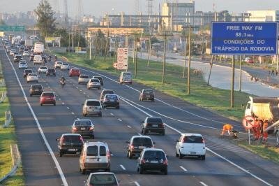 Pico do movimento nas estradas ga&uacute;chas deve ser a partir das 18h de sexta 