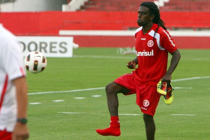 Tinga diz que vive situa&ccedil;&atilde;o nova em sua carreira com perda da titularidade