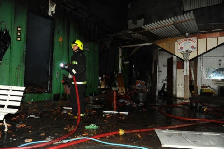 Tr&ecirc;s caminh&otilde;es dos bombeiros foram acionados