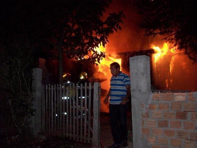 Inc&ecirc;ndio consome duas casas na periferia de Livramento