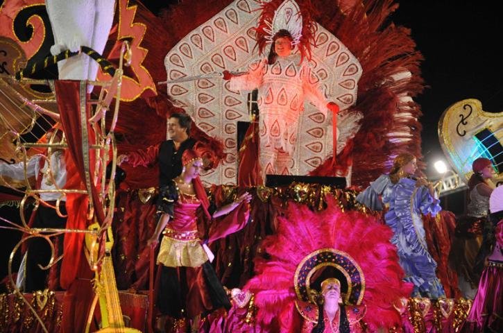 Praiana d&aacute; in&iacute;cio &agrave; fase competitiva do Carnaval 2011