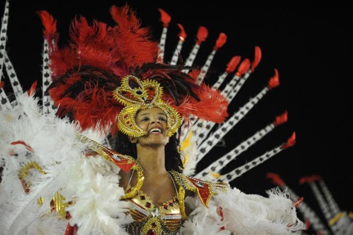 Inova&ccedil;&atilde;o com passistas a frente da bateria foi positivo do desfile da Uni&atilde;o da Vila do IAPI