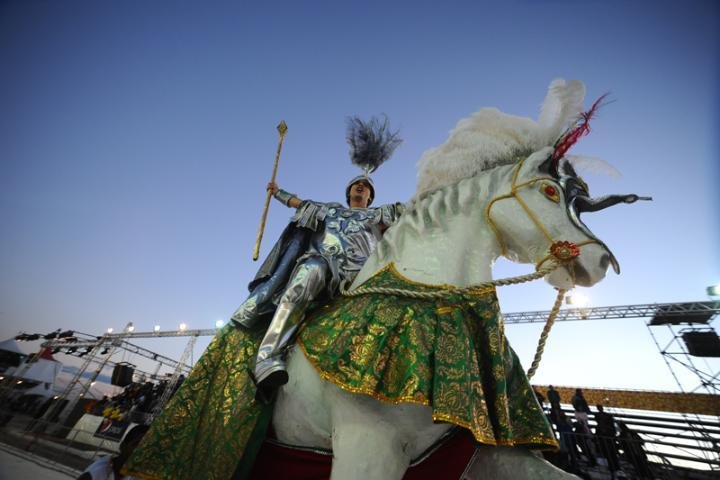 Cren&ccedil;a e devo&ccedil;&atilde;o no desfile da Embaixadores do Ritmo