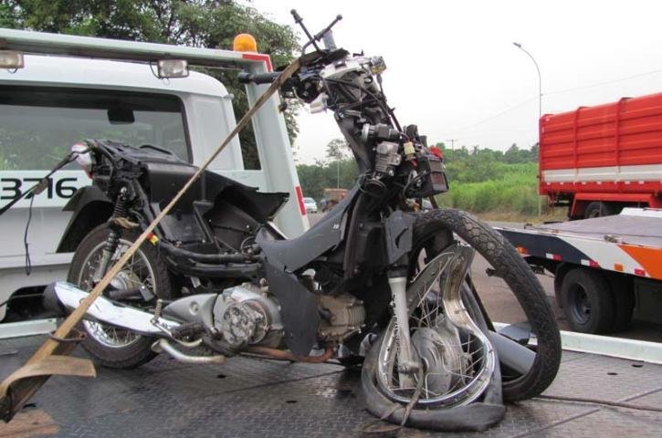 Acidente envolvendo caminh&atilde;o e motocicleta aconteceu no km 76 da rodovia