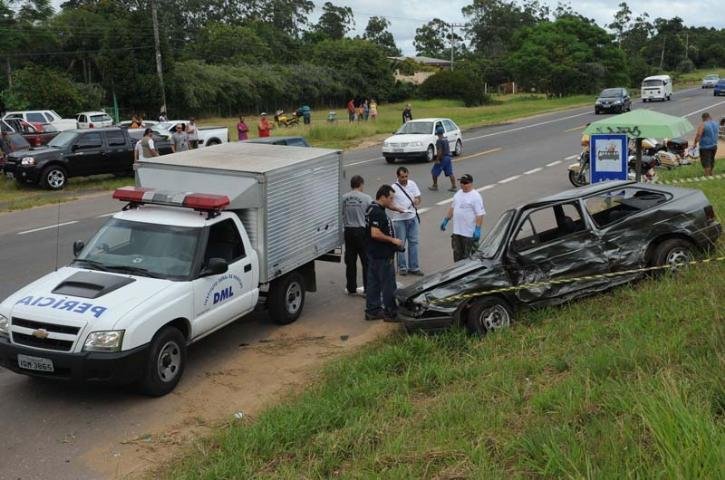 Colis&atilde;o entre dois carros aconteceu no km 34 da primeira rodovia, em Viam&atilde;o