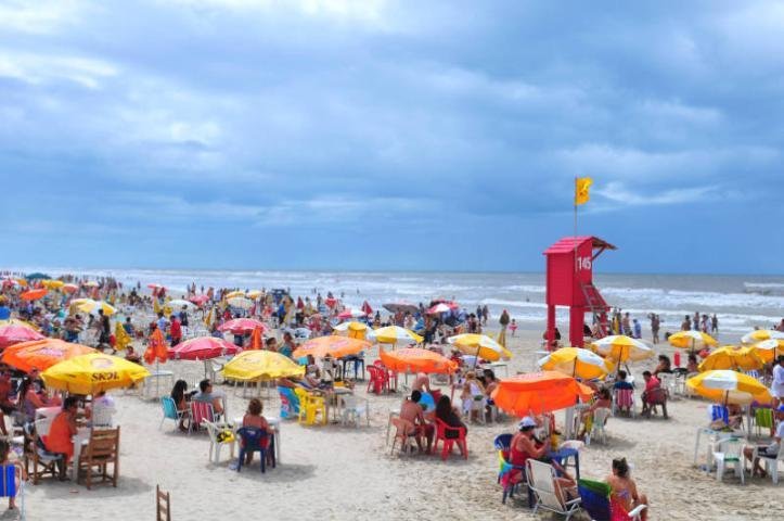 Tempo inst&aacute;vel frustra veranistas no Litoral Norte