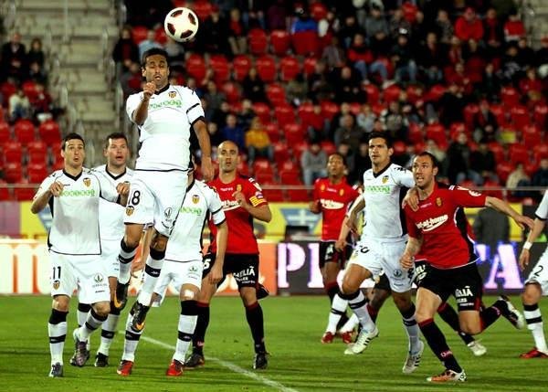 Jonas d&aacute; passe para gol da vit&oacute;ria do Valencia
