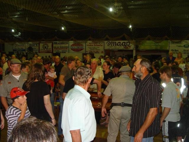 Mais de 3 mil pessoas aguardam corpos de familiares e amigos em Santo Cristo