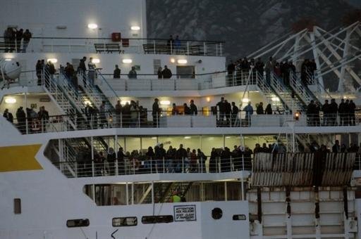 Tr&ecirc;s morrem ao saltarem de navio que saiu da L&iacute;bia