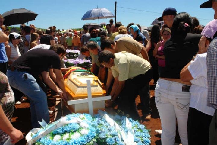 Emo&ccedil;&atilde;o marca o sepultamento de v&iacute;timas da trag&eacute;dia na BR 282