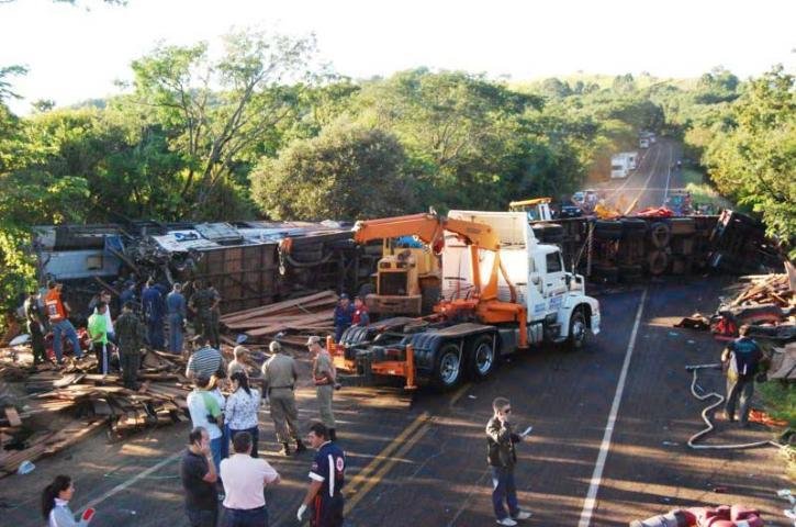Mais de 20 pessoas ficaram feridas na colis&atilde;o