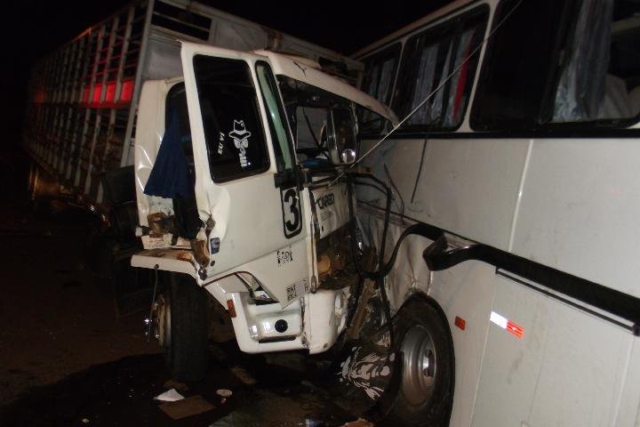 Colis&atilde;o entre caminh&atilde;o e &ocirc;nibus deixa 41 feridos em Tr&ecirc;s Passos 