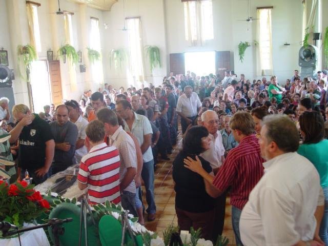 Parentes e amigos se despedem da 27&ordf; v&iacute;tima da trag&eacute;dia da BR 282