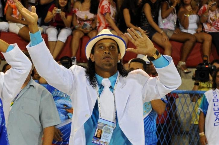 Ronaldinho sofre na volta aos treinos ap&oacute;s cair na folia