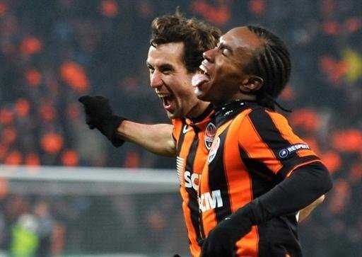 Com gols brasileiros, Shakhtar elimina Roma na Liga