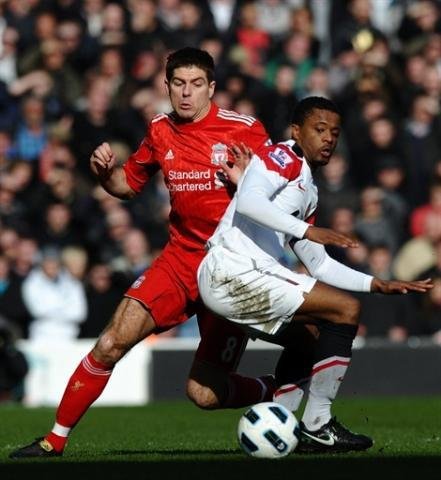 Gerrard (de vermelho) vai desfalcar Liverpool em duelo da Liga Europa