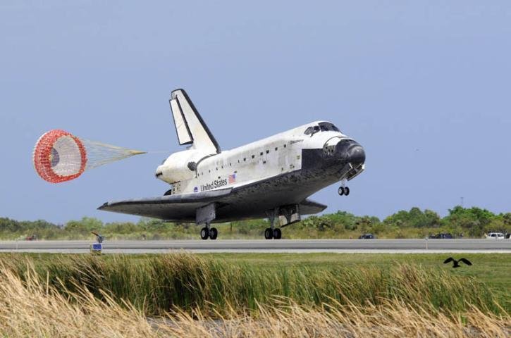 O Discovery completou sua &uacute;ltima viagem ao espa&ccedil;o, retornando &agrave; Terra com seis astronautas a bordo