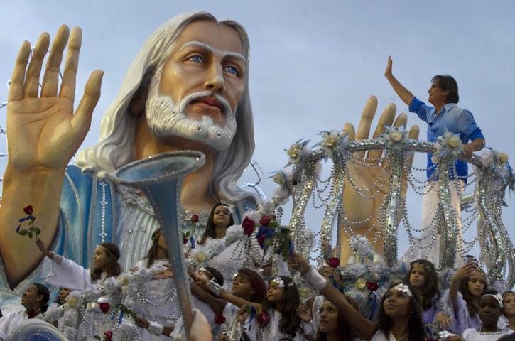 Escola de Nil&oacute;polis levou a Sapuca&iacute; a hist&oacute;ria do cantor Roberto Carlos