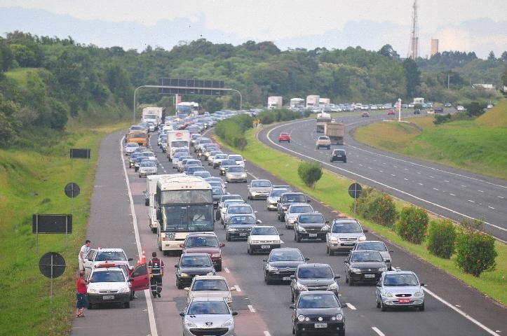 Carro capota e deixa tr&ecirc;s feridos na freeway, em Gravata&iacute;
