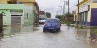 A chuva já diminuiu na região mas ruas em Rio Grande continuam alagadas