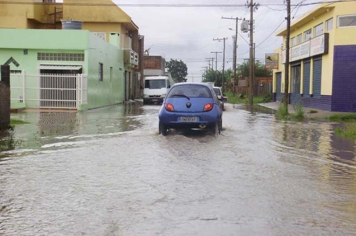 A chuva j&aacute; diminuiu na regi&atilde;o mas ruas em Rio Grande continuam alagadas