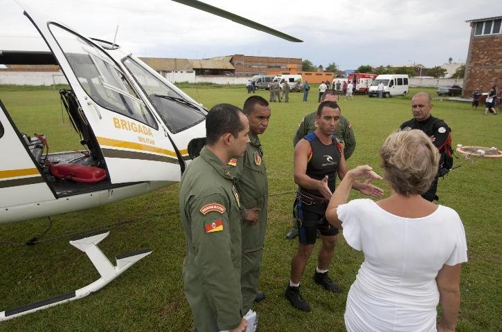 Moradora orienta Brigada MIlitar no trabalho de resgate de v&iacute;timas da enchente