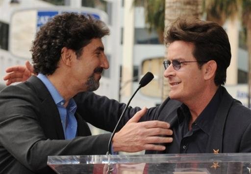 Charlie Sheen (D) quer US$ 100 milh&otilde;es de indeniza&ccedil;&atilde;o ap&oacute;s ser demitido por cr&iacute;ticas ao produtor Chuck Lorre (E)