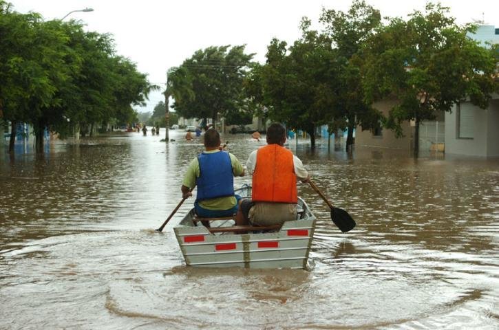Pelo menos oito bairros do munic&iacute;pio amanhecem submersos