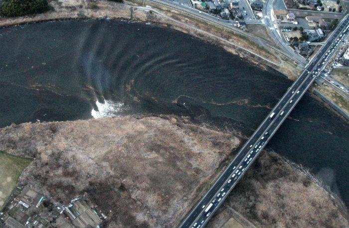 O terremoto seguido por um enorme tsunami, causou a morte de pelo menos 40 pessoas