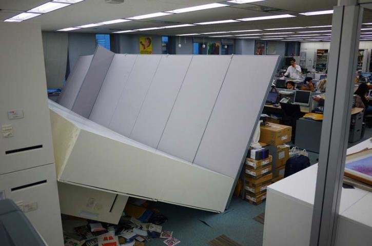 Tremor ocorreu &agrave;s 14h45, hor&aacute;rio local, e pegou muitas pessoas no seu local de trabalho, como o ga&uacute;cho Roberto Drebes